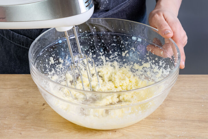 Zucker und Butter verrühren