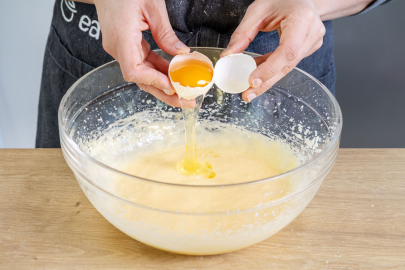 Eier unter die Butter-Zuckermasse rühren