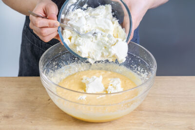 Quark und Frischkäse zur Quarkmasse geben