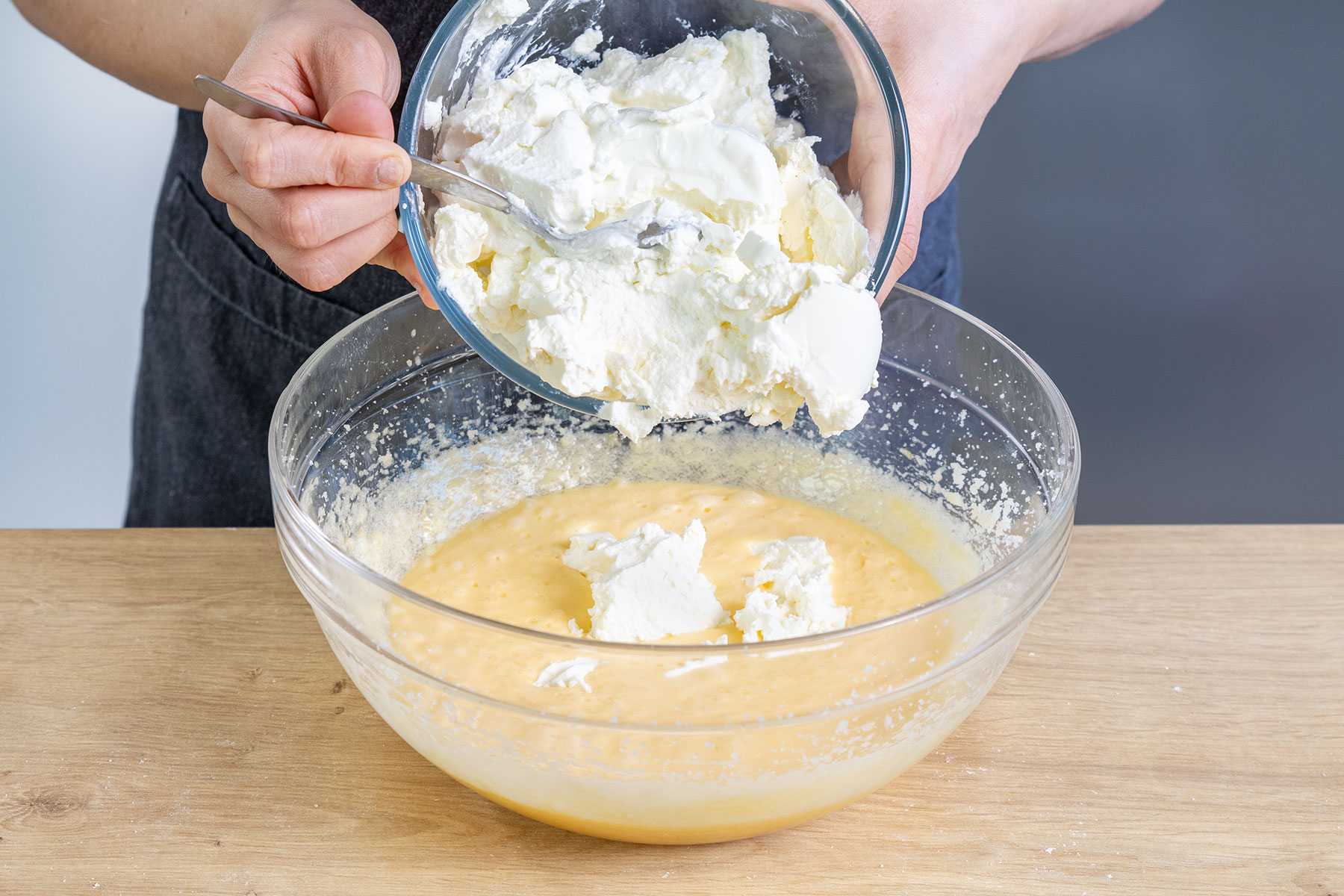 Quark und Frischkäse zur Quarkmasse geben