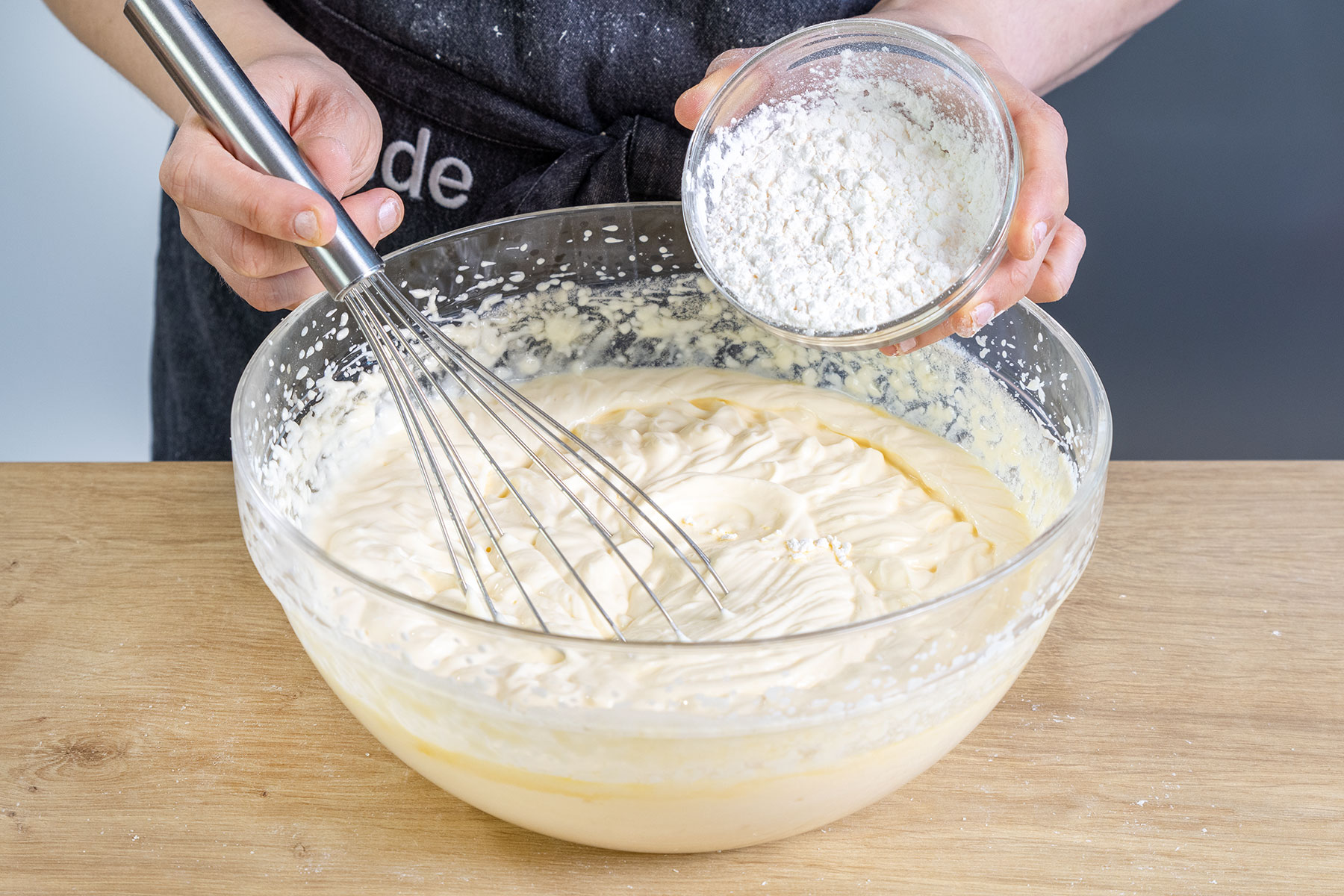 Puddingpulver und Stärke zur Quarkcreme geben