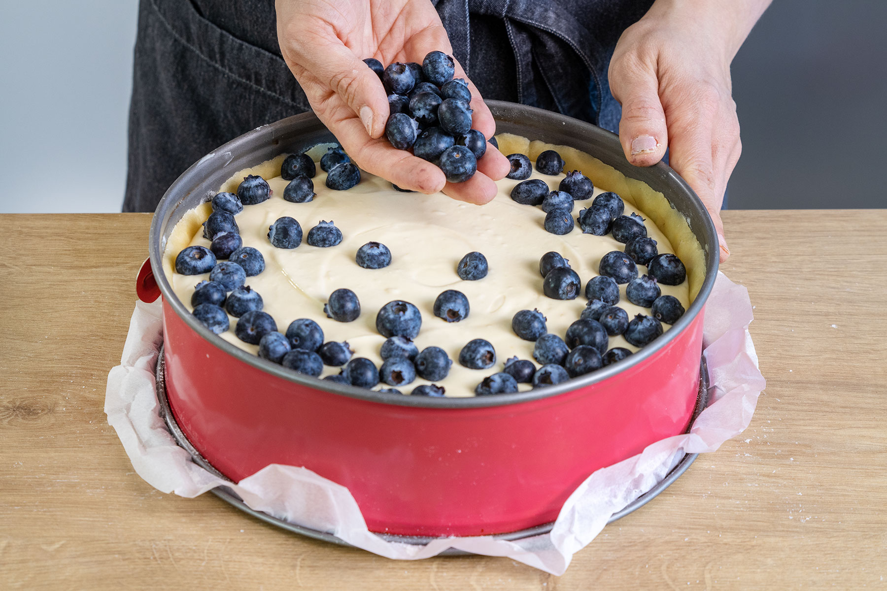Blaubeeren auf dem Kuchen verteilen
