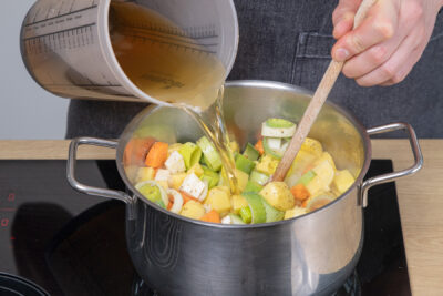 Omas Kartoffelsuppe mit Brühe auffüllen