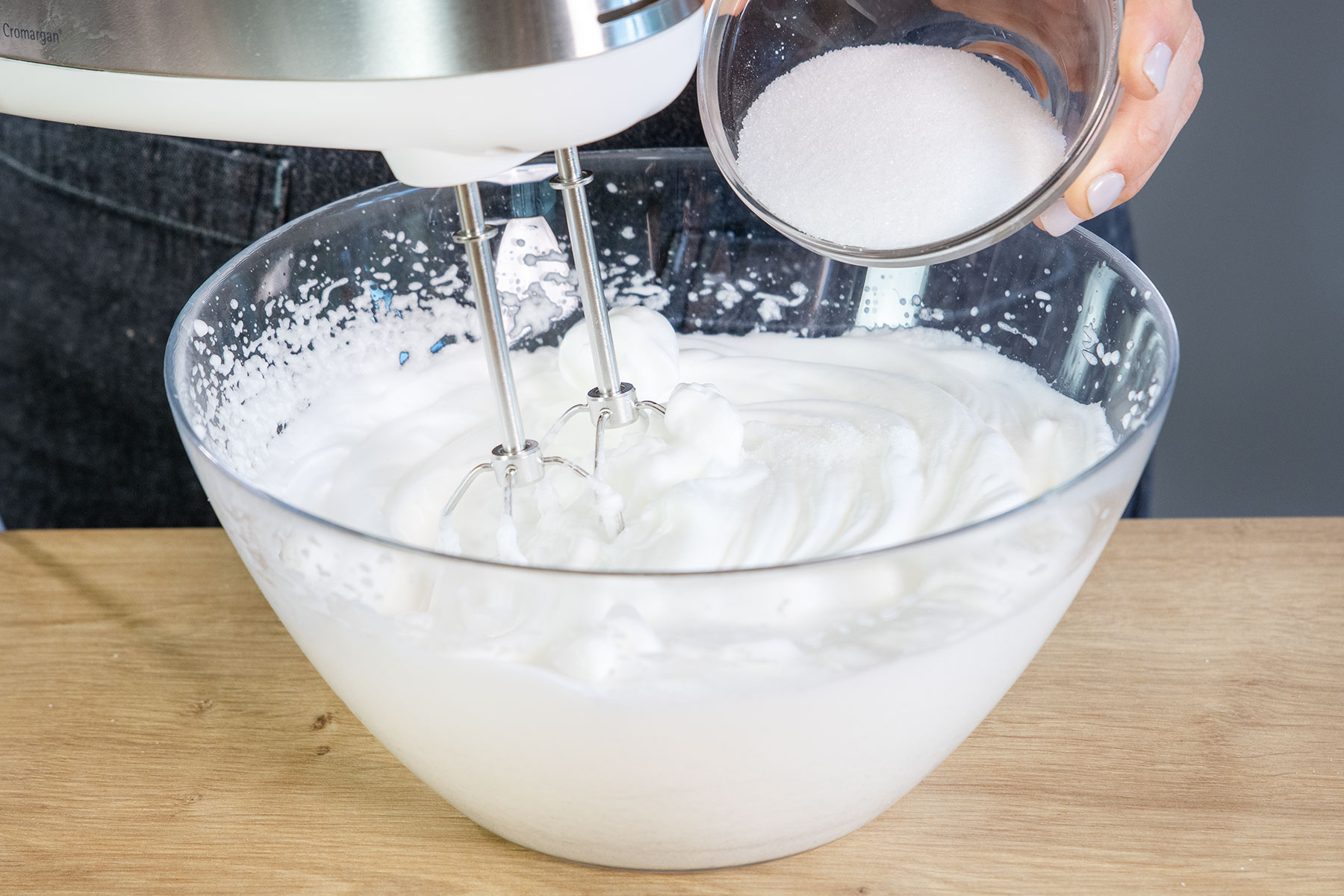 Zucker zum Eischnee geben