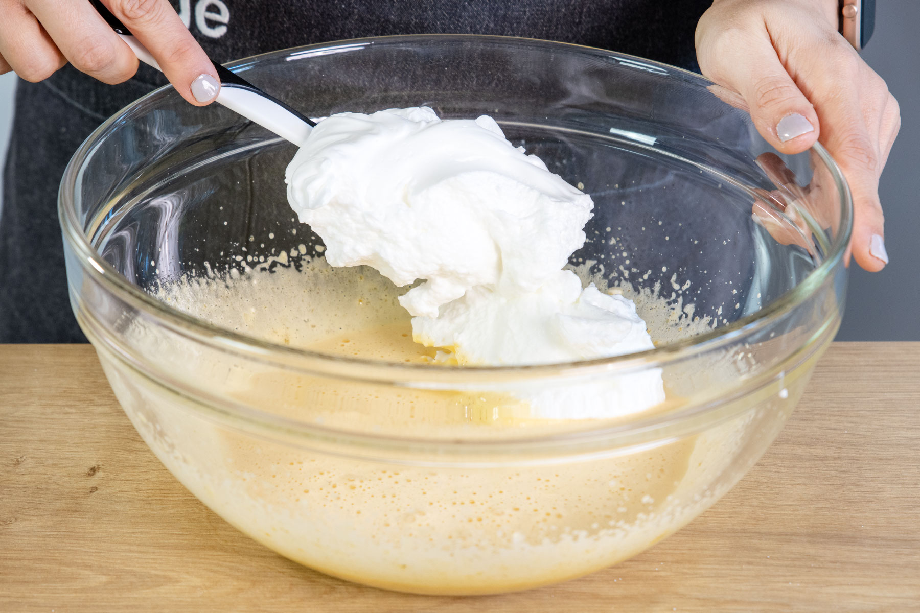 Eischnee zur Eigelbmasse geben
