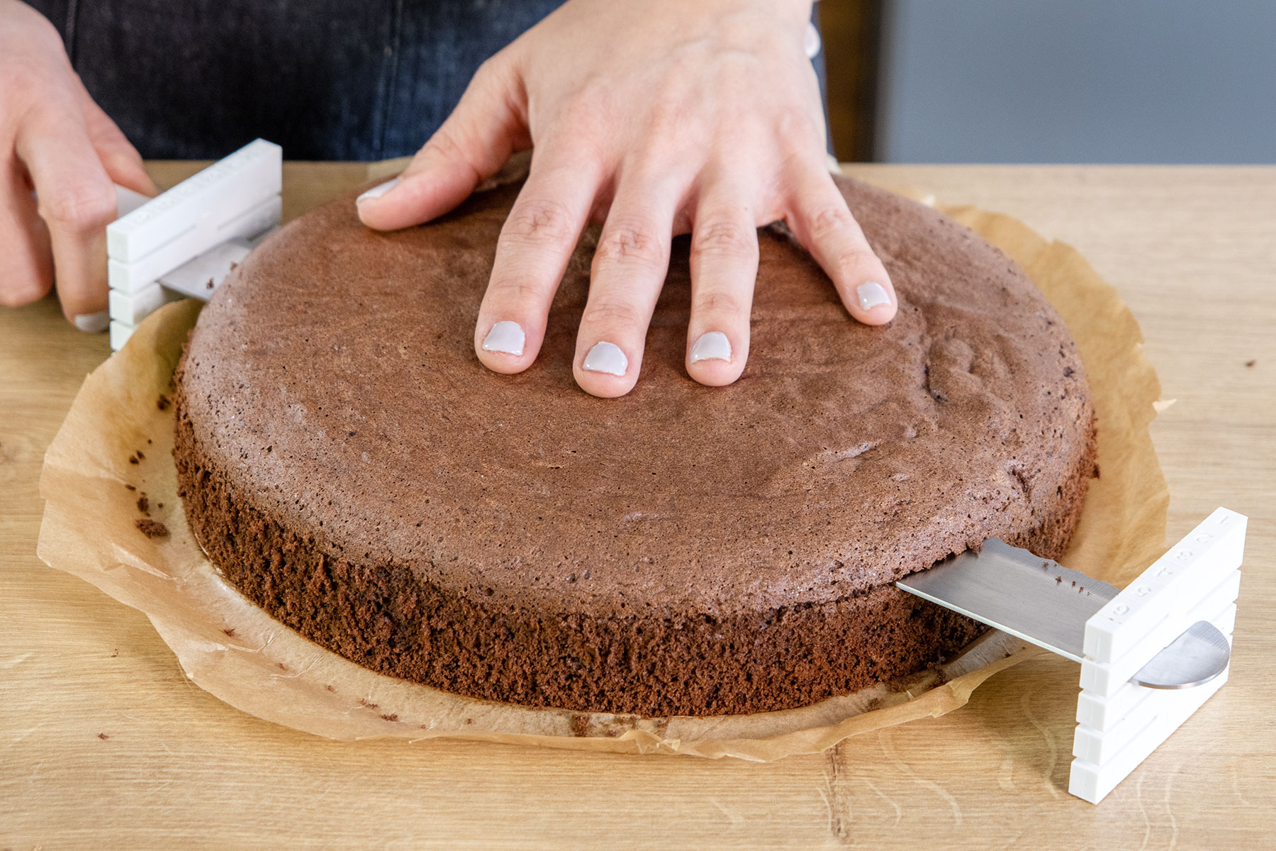 Biskuitboden für die Mokkatorte zwei mal teilen