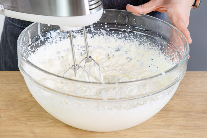 Sahne, Quark, Zucker und Sahnesteif aufschlagen
