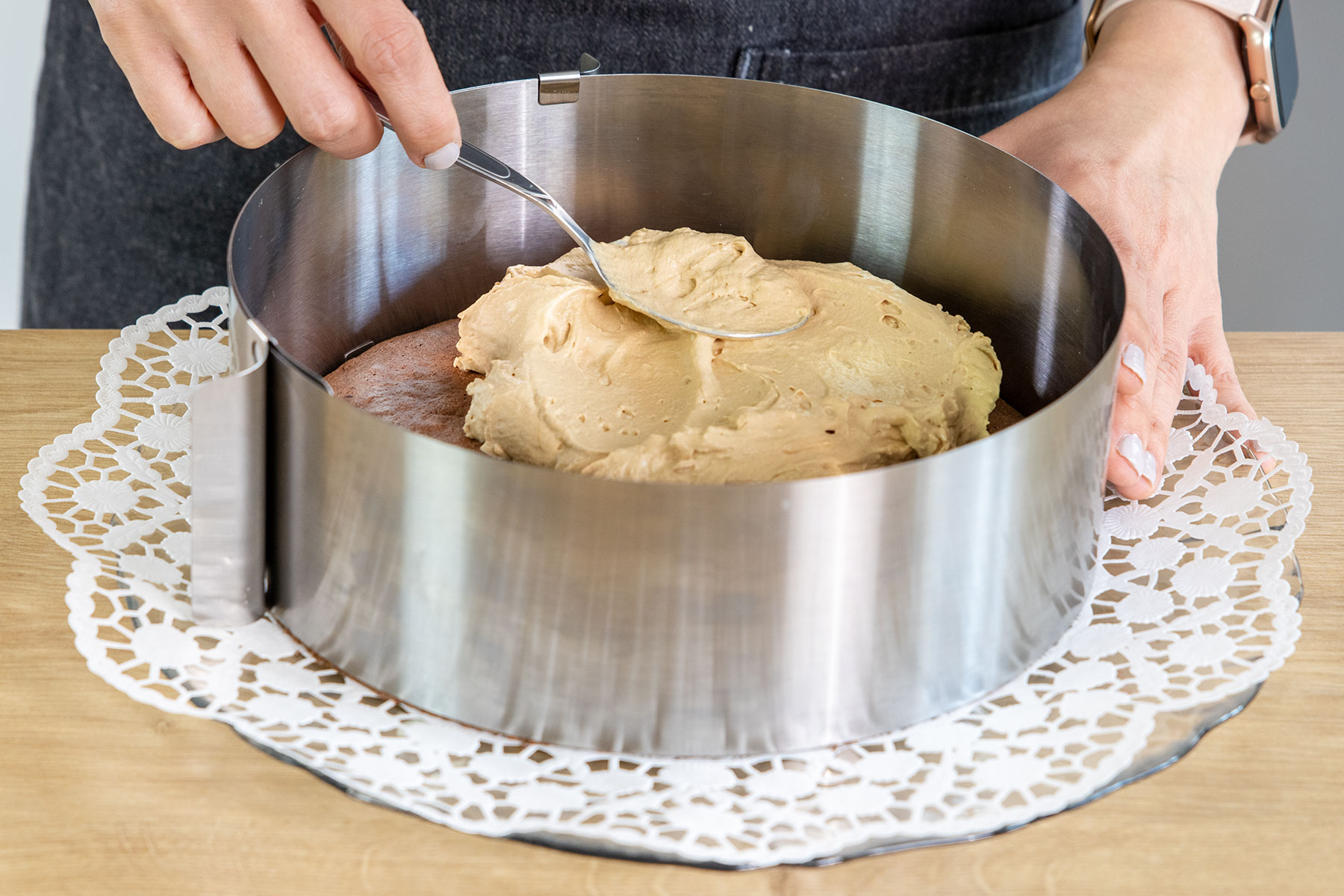 Creme auf dem Boden verstreichen