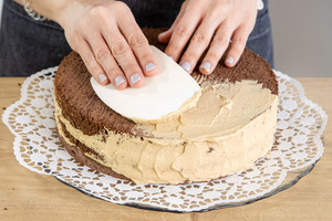 Mokkatorte mit der Creme einstreichen