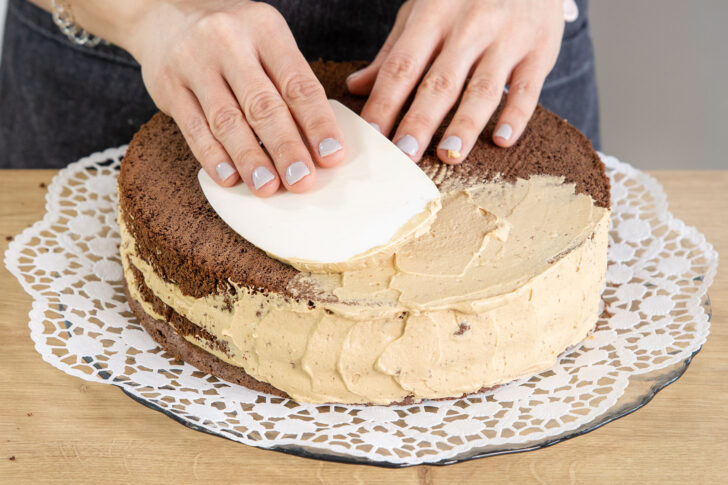 Mokkatorte mit der Creme einstreichen