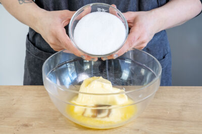 Zucker zur Butter geben