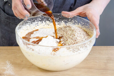 Kaffee zu dem Kuchenteig gießen