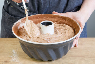 Omas Kaffeekuchen-Teig in die Form füllen