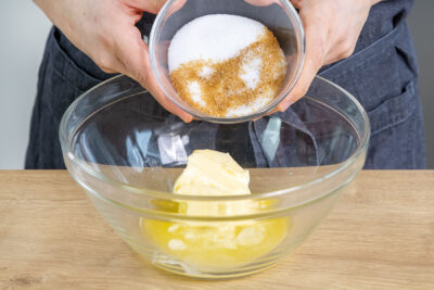 Zucker zur Butter geben