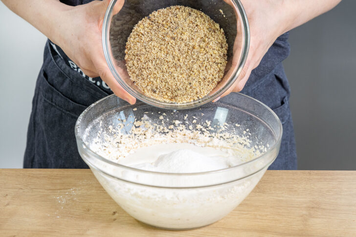 gemahlene Walnüsse zum teig geben