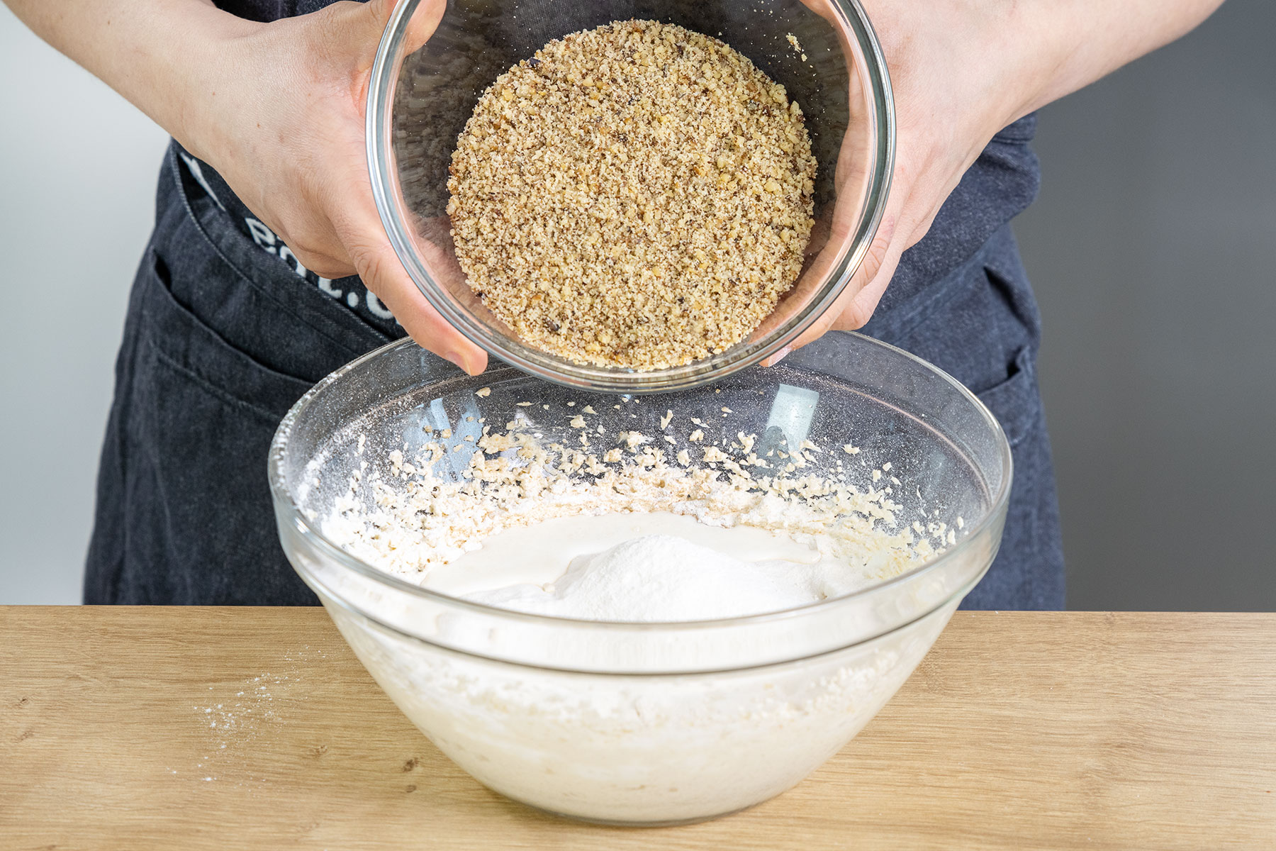 gemahlene Walnüsse zum teig geben