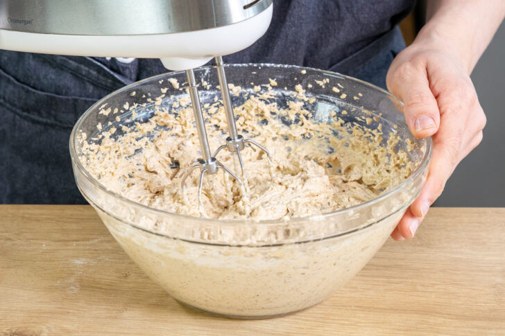 Teig für den Walnusskuchen verrühren
