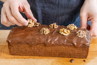 Omas saftigen Walnusskuchen mit Walnusskernen dekorieren