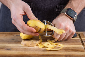 Kartoffeln schälen