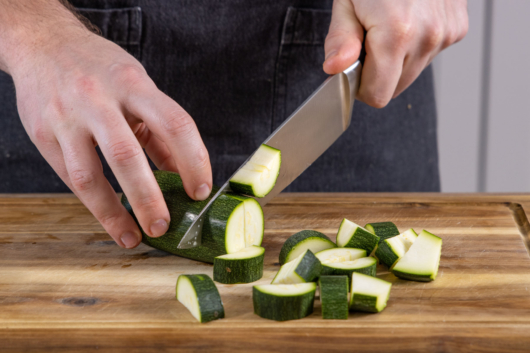 Zucchini grob würfeln