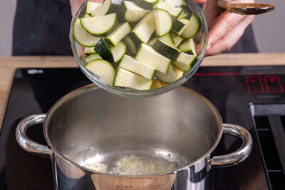 Zucchini in den Topf geben