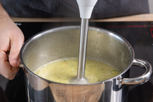 Omas Zucchinisuppe pürieren