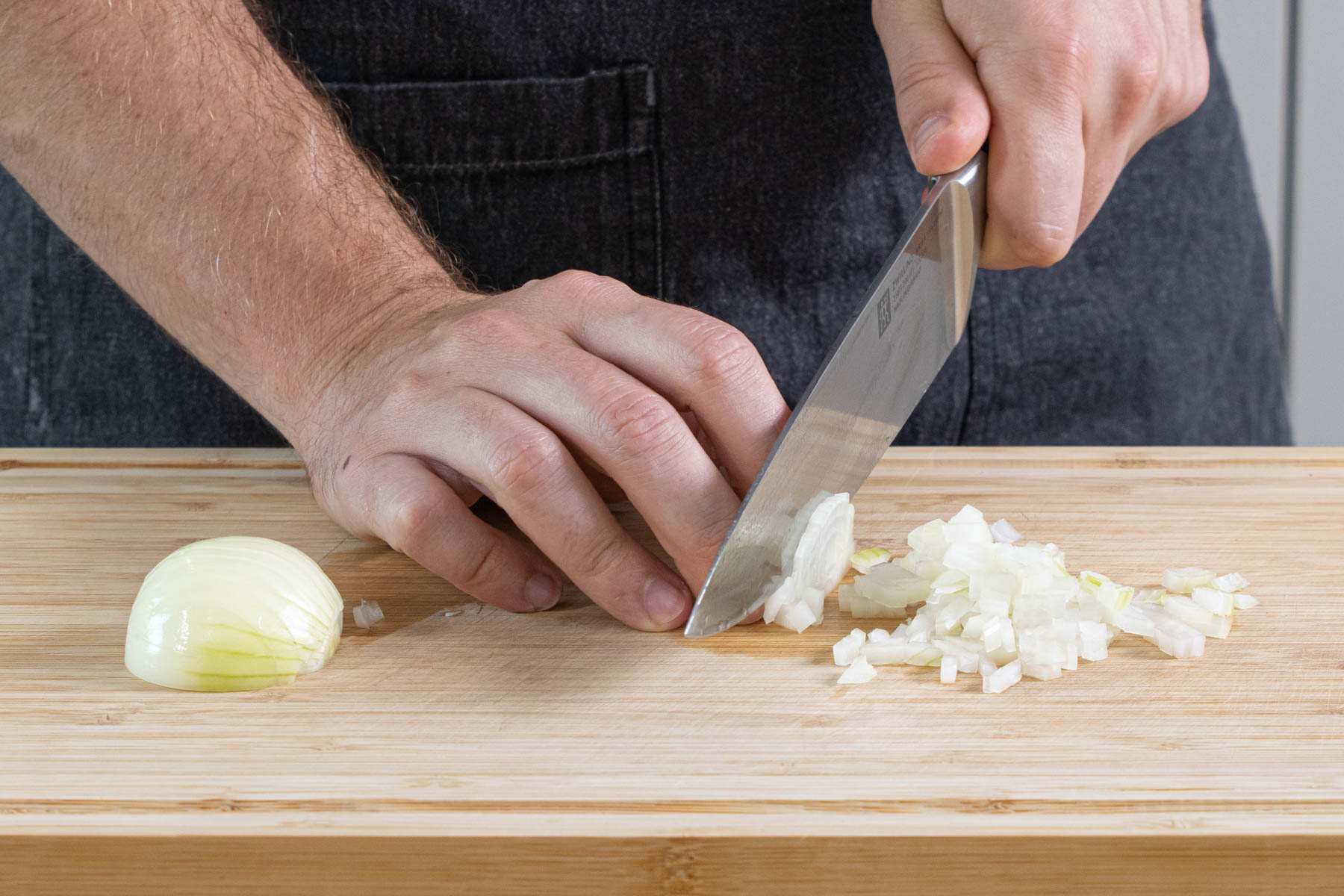 Zwiebeln und Knoblauch fein würfeln
