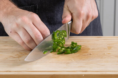 Chilli in feine Streifen schneiden