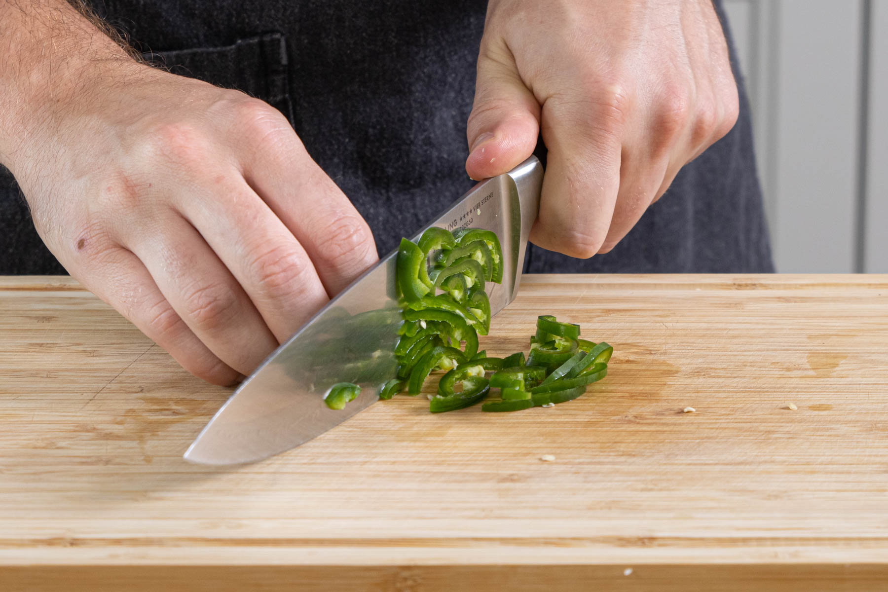 Chilli in feine Streifen schneiden