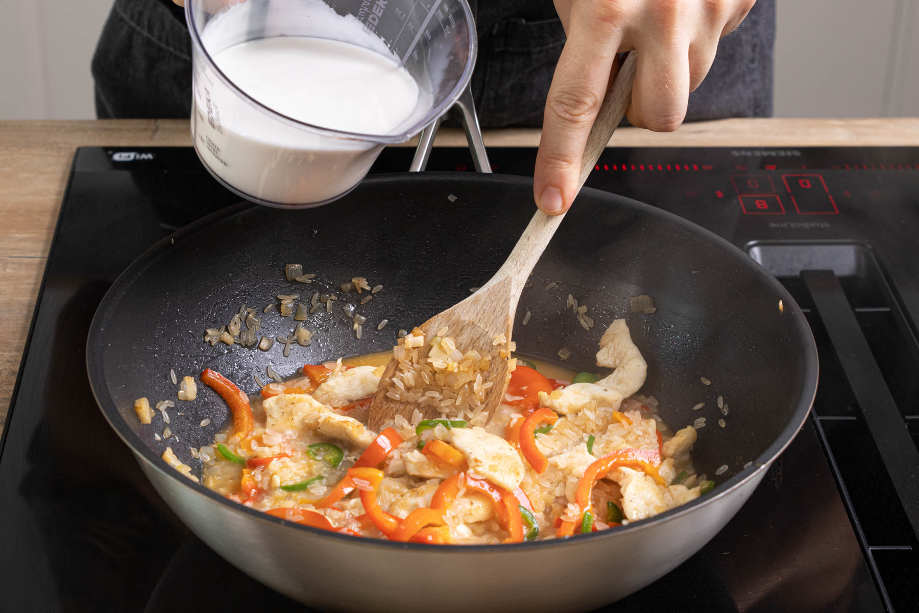 Kokosmilch zum Curry geben