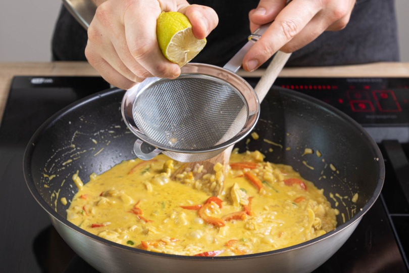 One Pot Chicken-Curry mit Limettensaft, Kurkuma und gelber Curry-Paste würzen