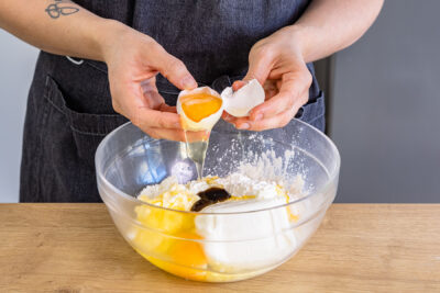 Eier zu den Quarkmasse Zutaten geben