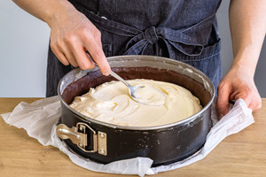 Quarkmasse auf Mürbeteig verteilen