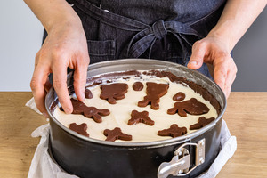 Ostermotive auf dem Zupfkuchen verteilen