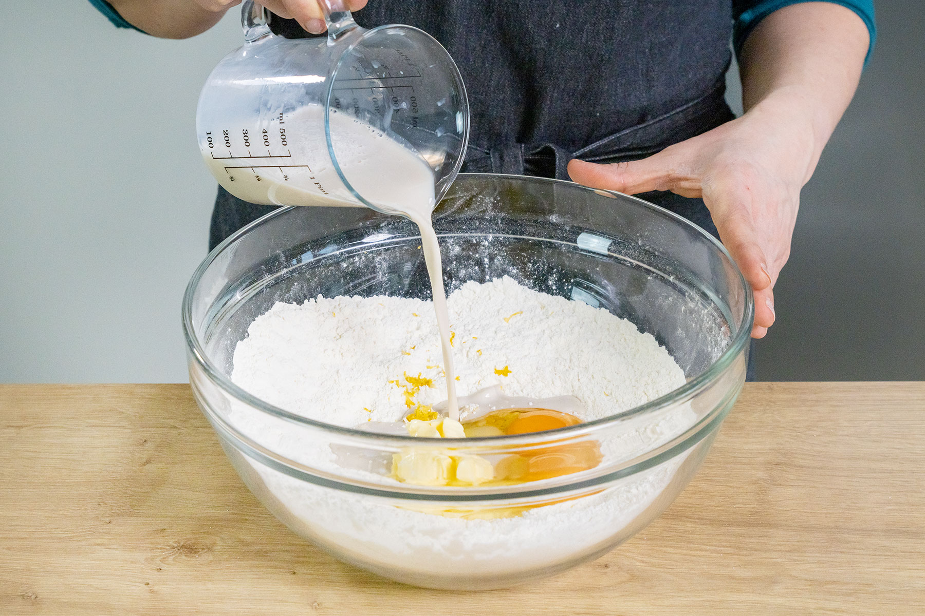 Hefe-Milch zu den Zutaten des Hefeteigs gießen