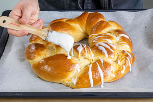 Zuckerguss auf den Osterkranz geben