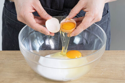 Eier und Zucker schaumig schlagen