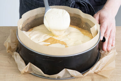 Quarkmasse auf dem Boden verteilen und backen