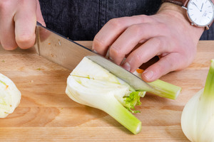 Strunk aus dem Fenchel schneiden