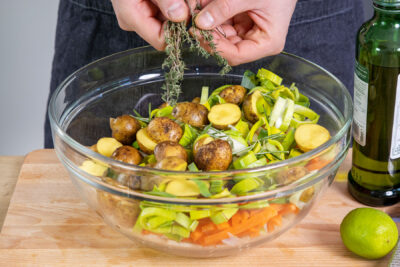 Kräuter zu dem Gemüse für die Pangasiusfilets zupfen