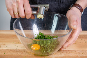 Knoblauch zu du den kleingeschnittenen Kräutern geben