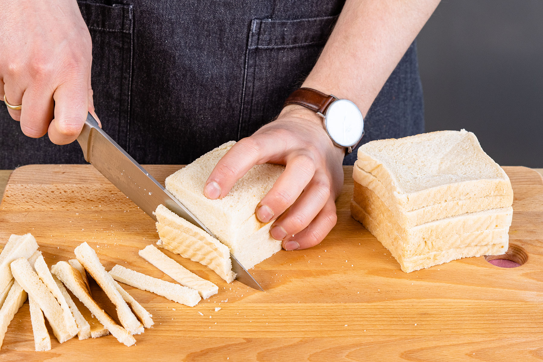 Rinde von Toastbrot abschneiden