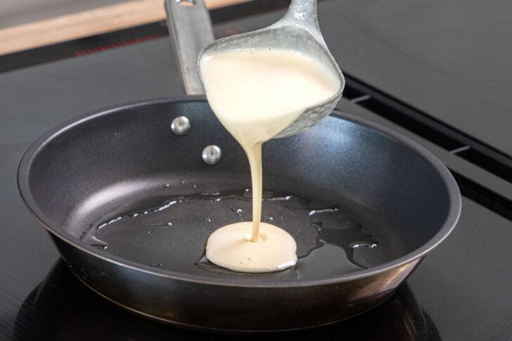 Pfannkuchenteig in die Pfanne geben