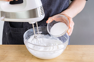 Zucker zu Eischnee geben