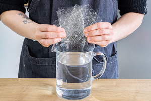 Gelatine für Pfirsich-Maracuja-Torte einweichen