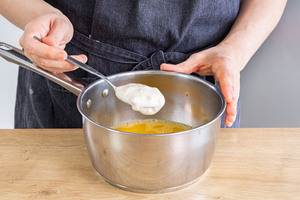 Pfirsich-Maracuja Fruchtjoghurt dazugeben