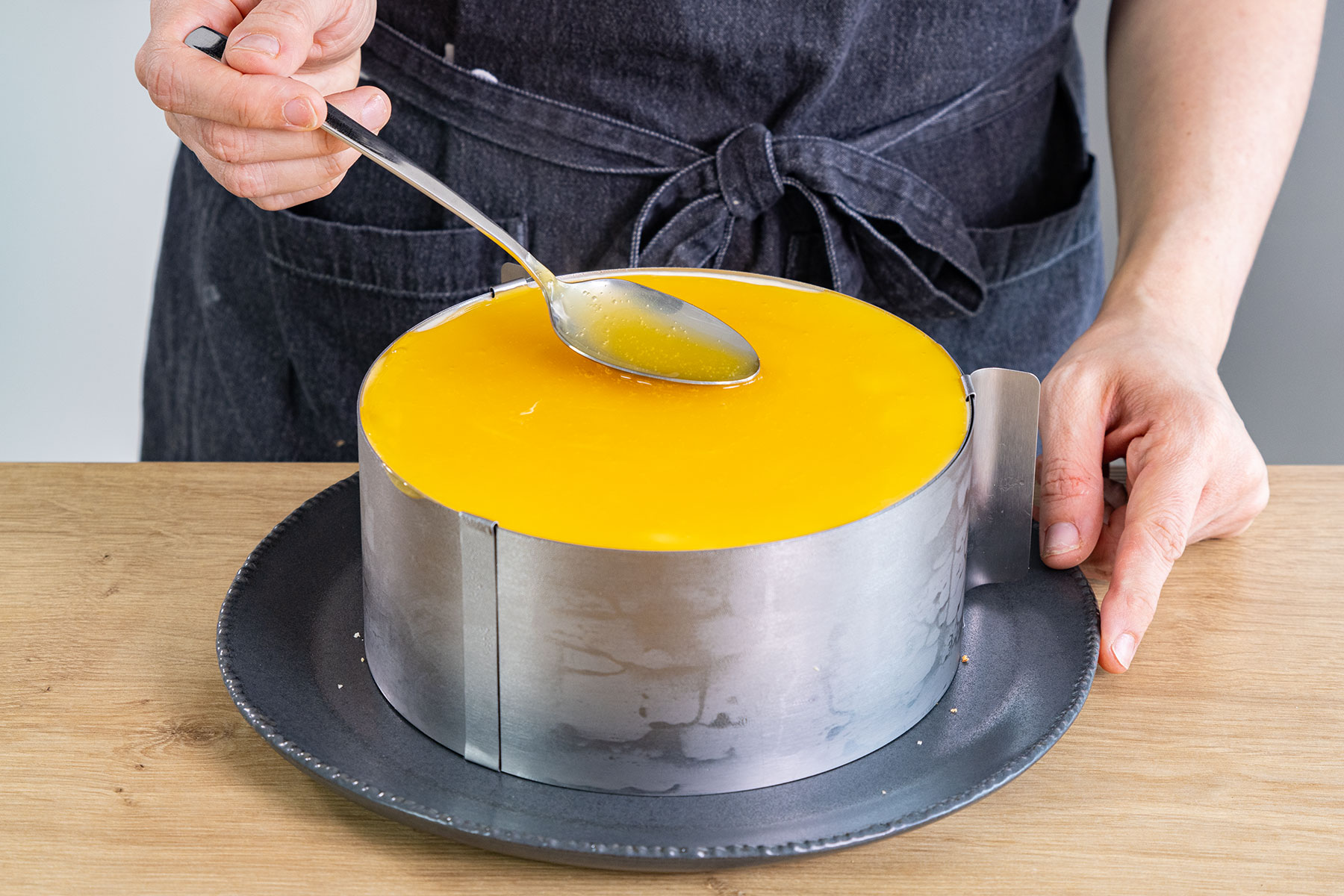 Guss auf Pfirsich-Maracuja-Torte verteilen