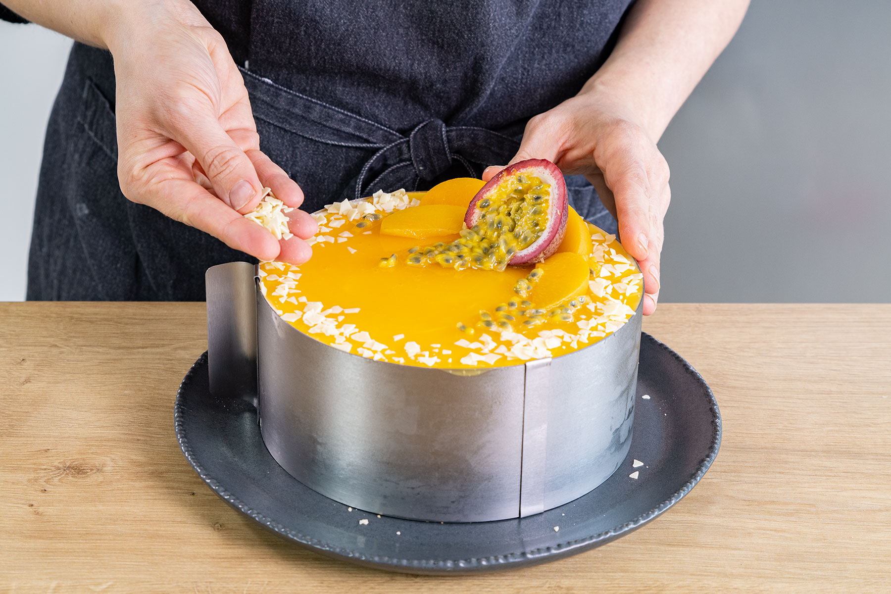 Fruchtige Pfirsich-Maracuja-Torte dekorieren