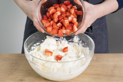 Erdbeerwürfel unter die Creme rühren