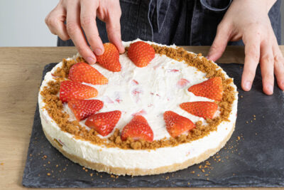 Philadelphia Erdbeer-Frischkäse-Torte dekorieren